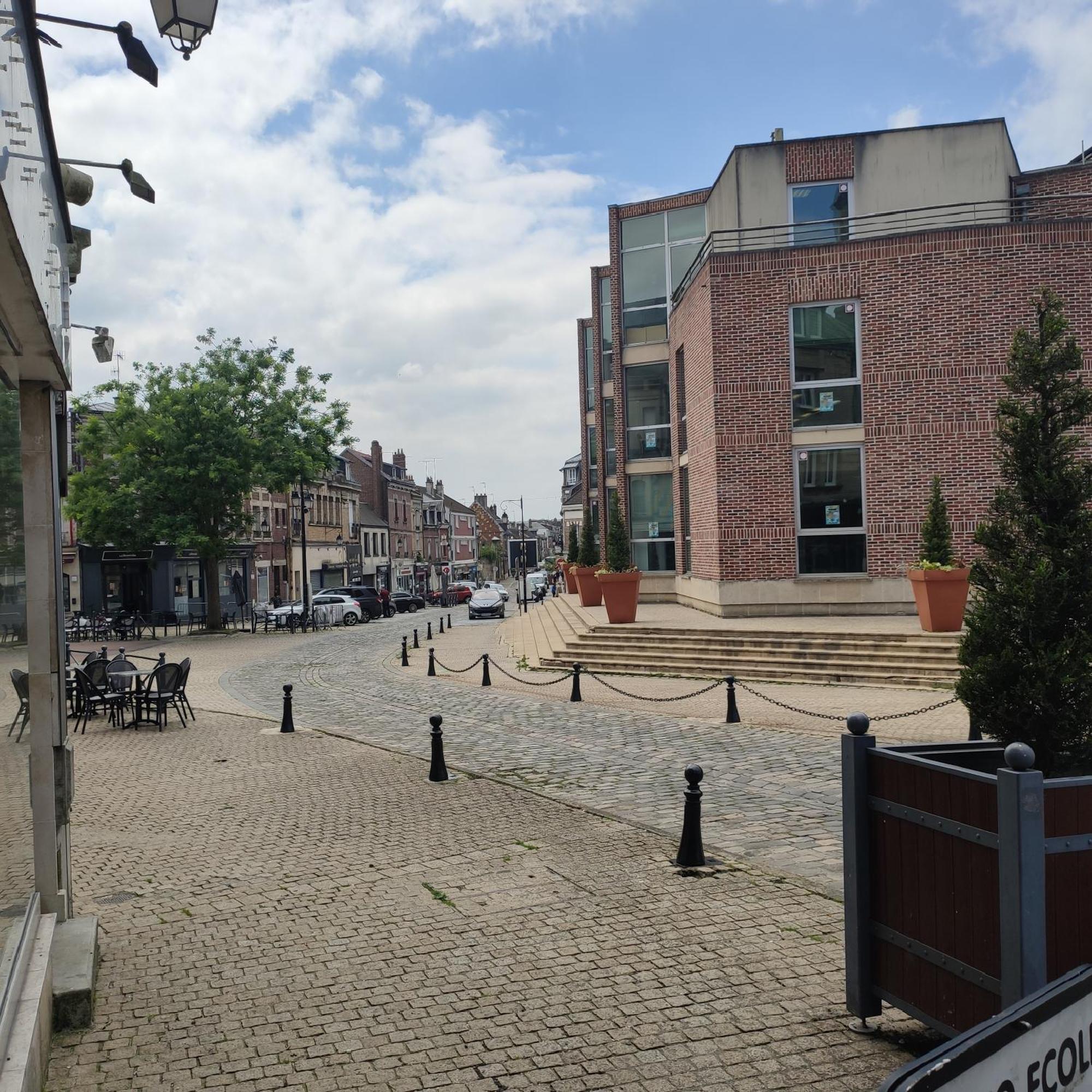 Dans Le Centre Historique Appartement Noyon Buitenkant foto